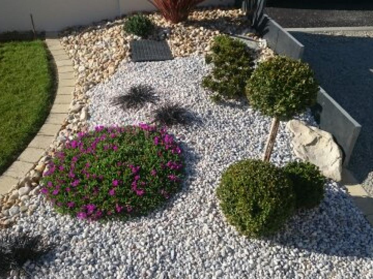 Plantations, massifs décoratifs, haies aux Brouzils près de Montaigu et en Vendée