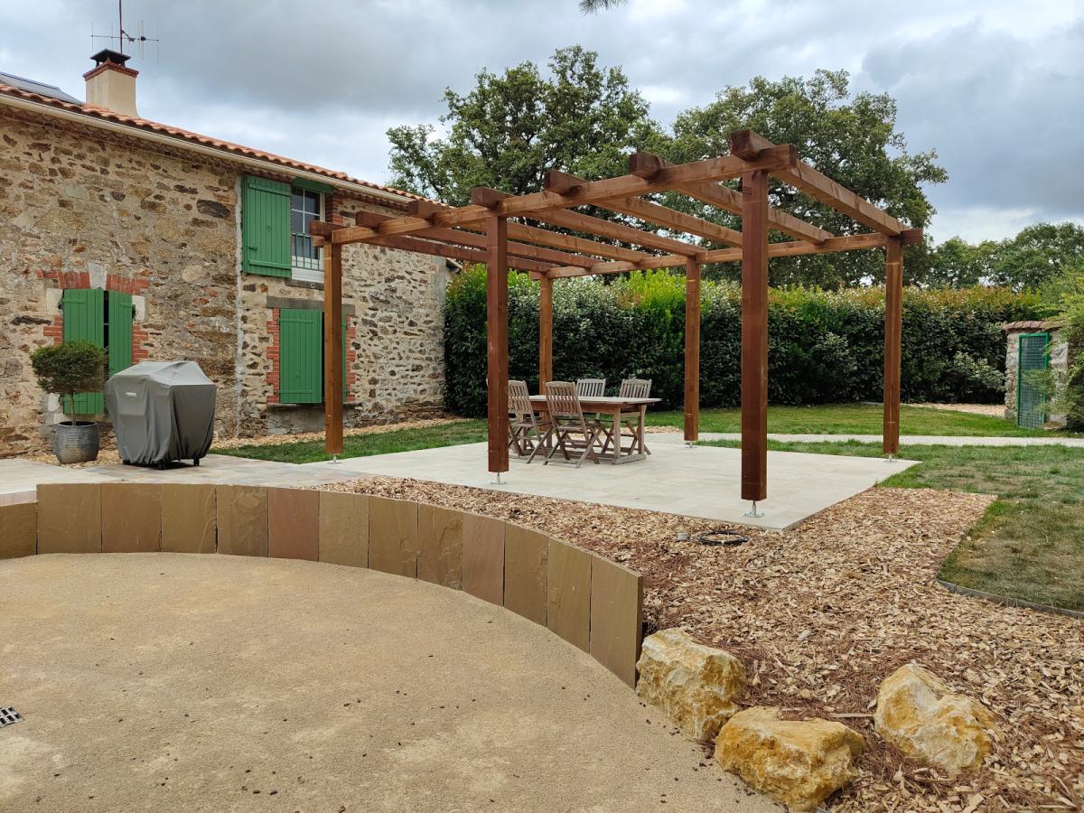 Terrasse aménagée aux Brouzils près de Montaigu en Vendée