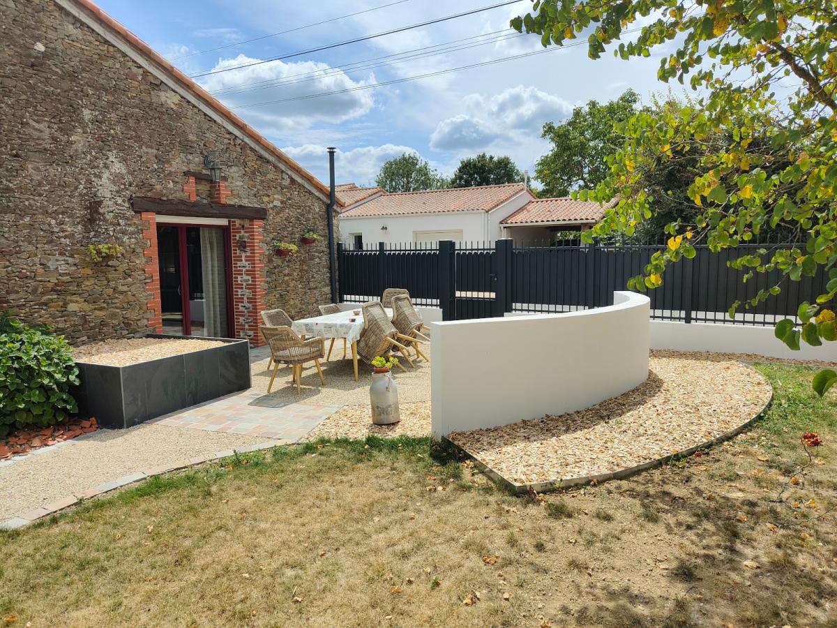 Terrasse aménagée aux Brouzils près de Montaigu en Vendée 85