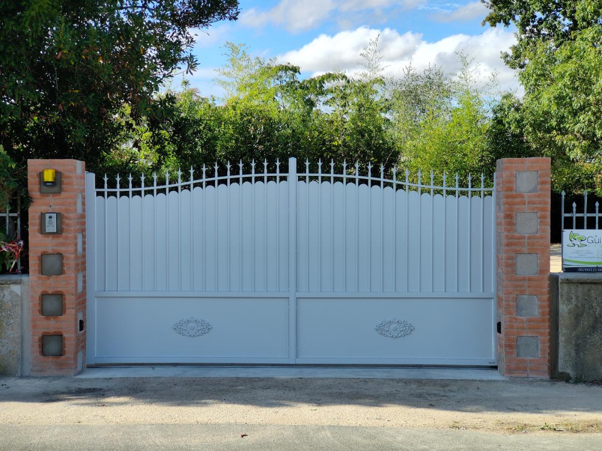 Portail sur mesure aux Brouzils en Vendée, près de Montaigu